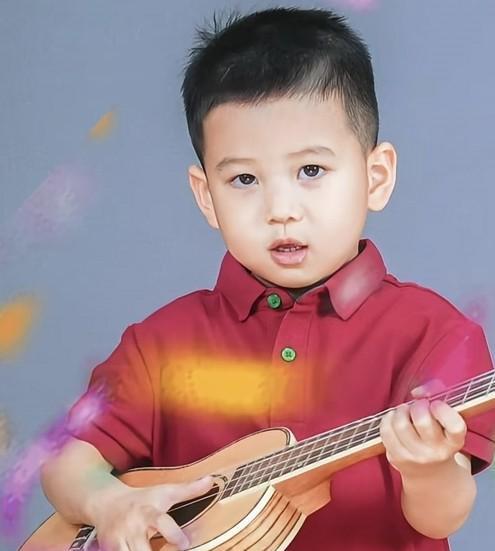 王雷小儿子4岁生日，李小萌露肩装女人味十足，弟弟比哥哥颜值高