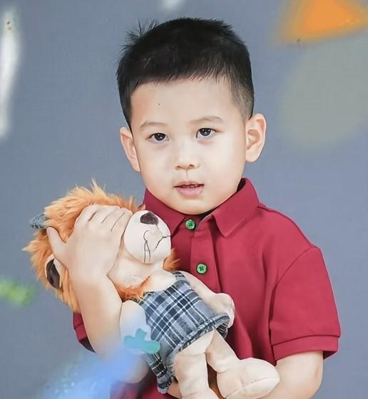 王雷小儿子4岁生日，李小萌露肩装女人味十足，弟弟比哥哥颜值高