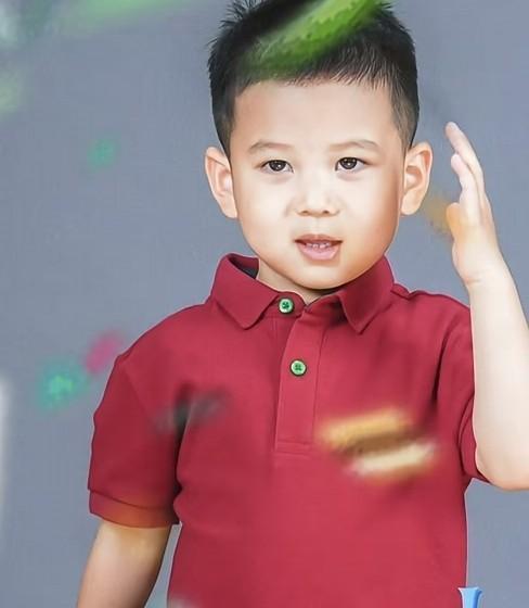 王雷小儿子4岁生日，李小萌露肩装女人味十足，弟弟比哥哥颜值高