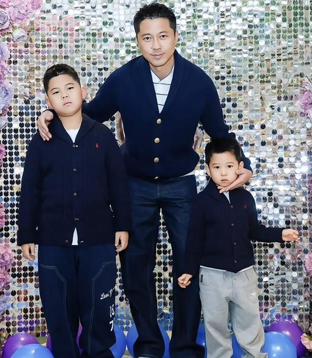 王雷小儿子4岁生日，李小萌露肩装女人味十足，弟弟比哥哥颜值高