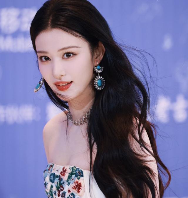 王楚然反差萌，成功让她在爱奇艺尖叫之夜圈粉了！