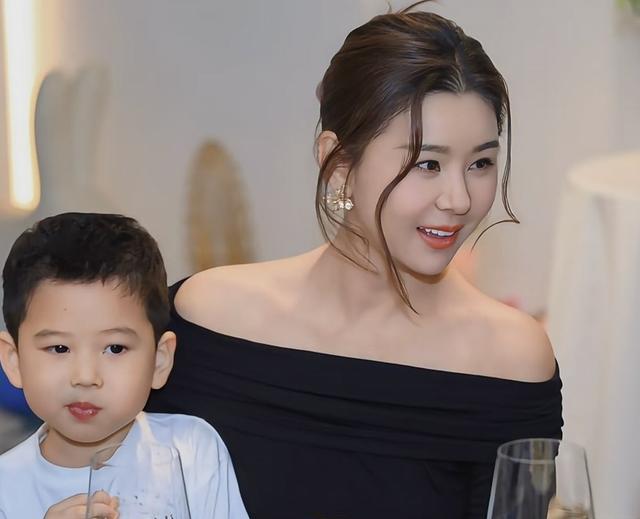 王雷小儿子4岁生日，李小萌露肩装女人味十足，弟弟比哥哥颜值高