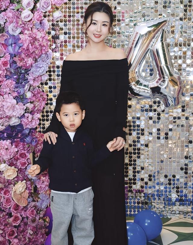 王雷小儿子4岁生日，李小萌露肩装女人味十足，弟弟比哥哥颜值高