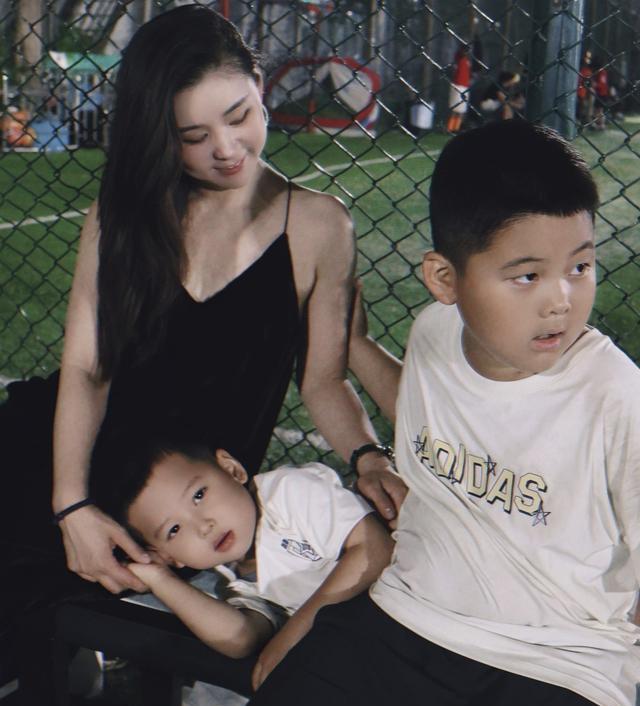 王雷小儿子4岁生日，李小萌露肩装女人味十足，弟弟比哥哥颜值高