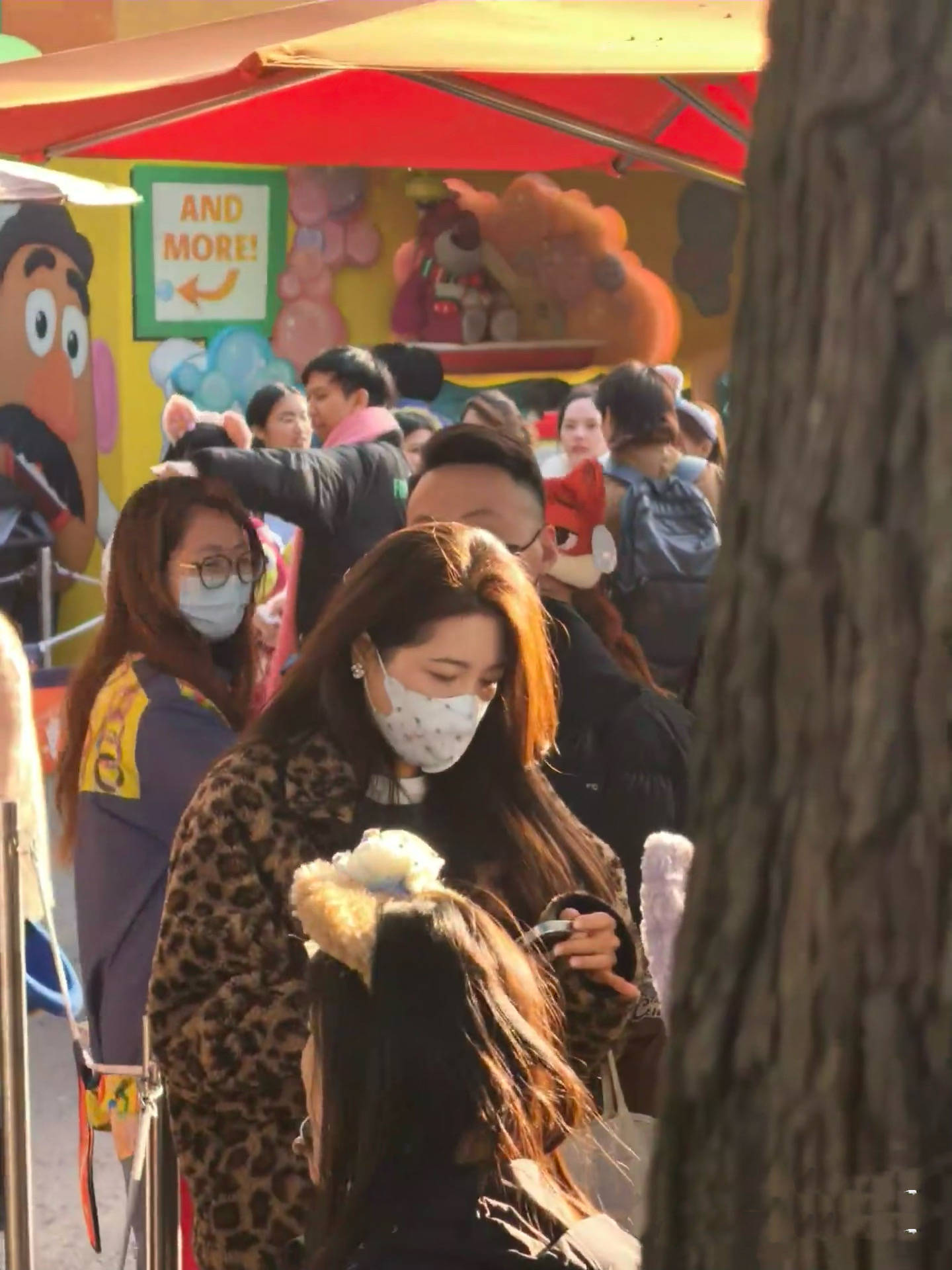 赵露思曾黎逛迪士尼，下巴变尖鼻子变高韩味重，蹲地啃鸡腿好可爱