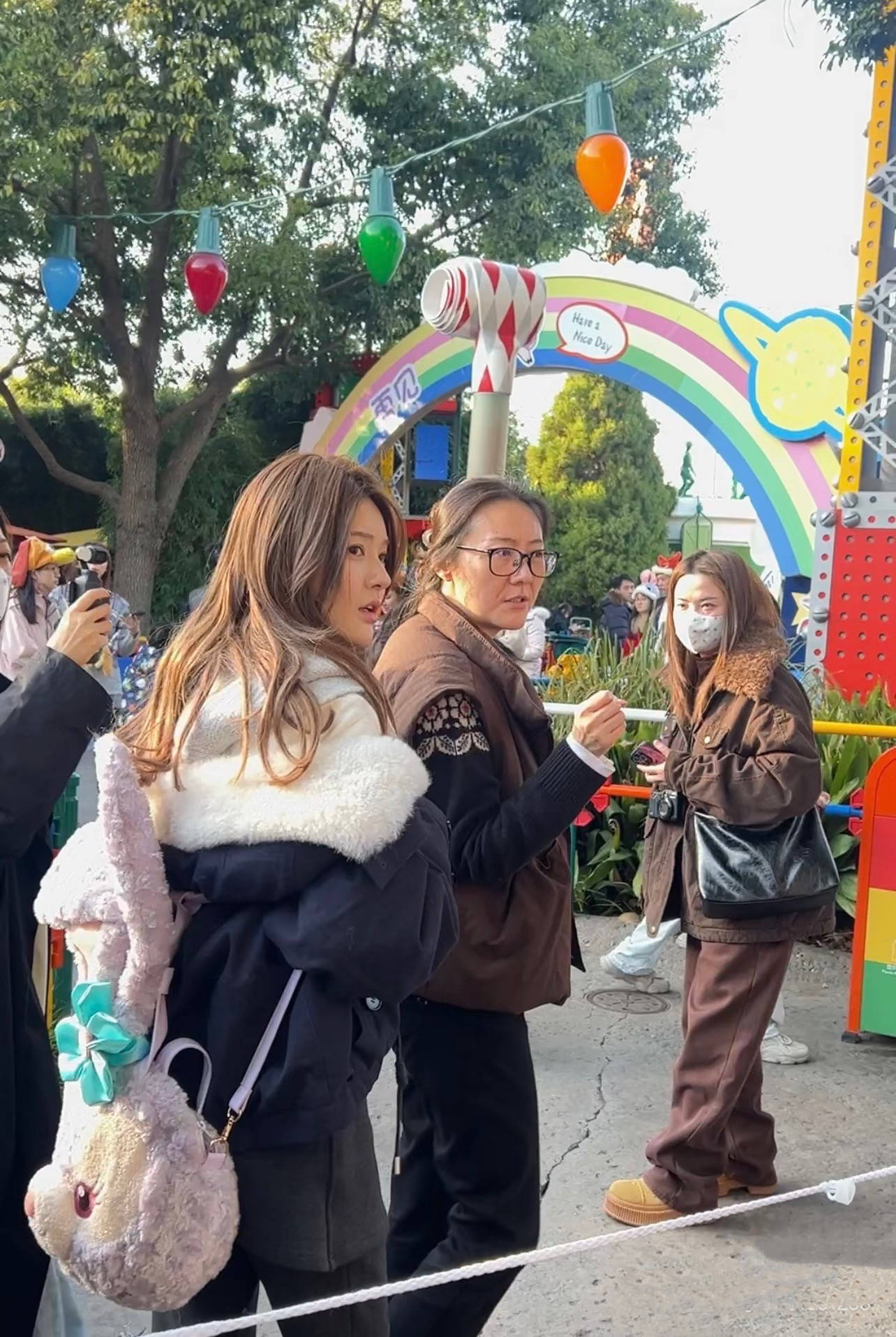 赵露思曾黎逛迪士尼，下巴变尖鼻子变高韩味重，蹲地啃鸡腿好可爱