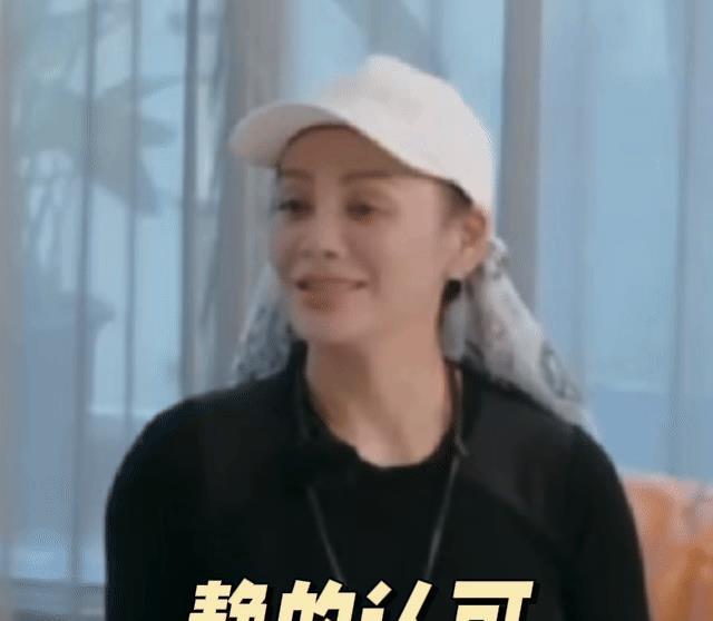 刘晓庆澳门谈少女感：不是年龄是心态！75岁豹纹造型红毯领奖惊艳全网