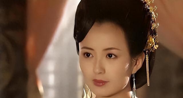 杨童舒现状：50岁还是那么美，在大学当教授，儿子长相帅气很像她