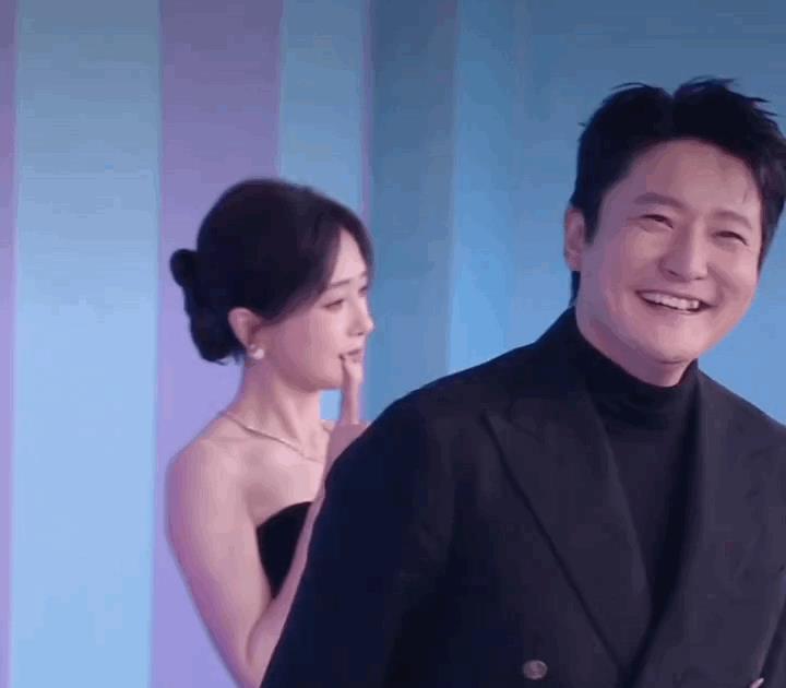 刘晓庆澳门谈少女感：不是年龄是心态！75岁豹纹造型红毯领奖惊艳全网