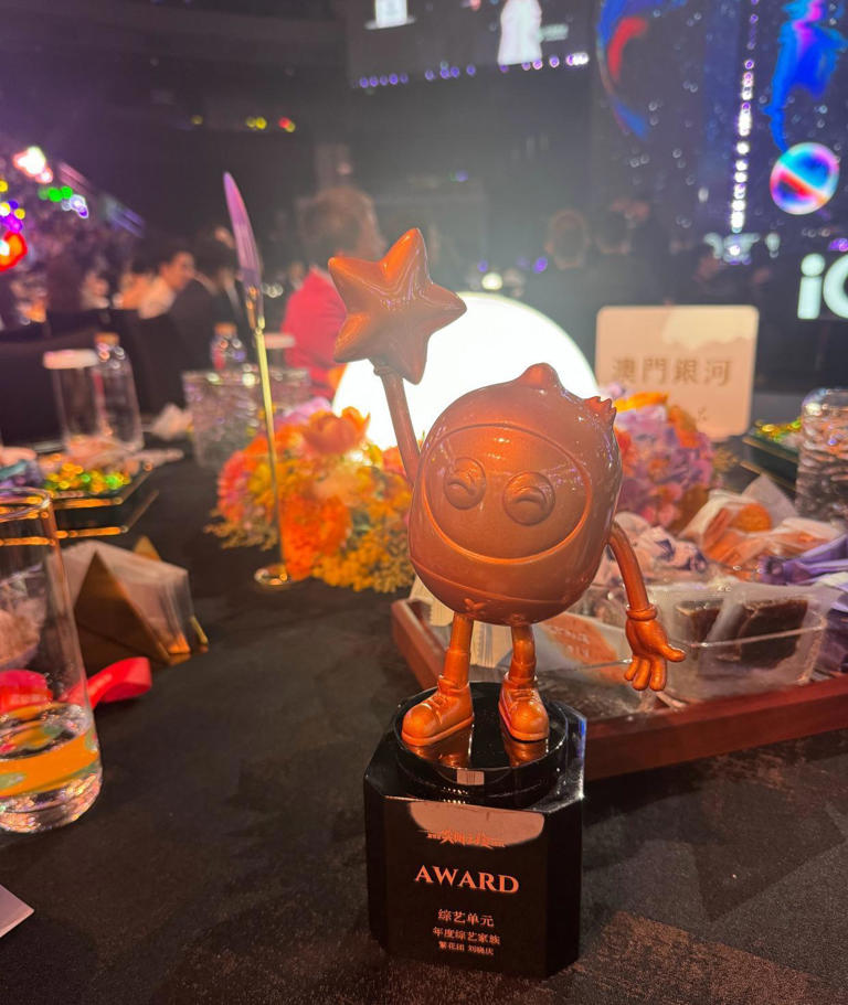 刘晓庆澳门谈少女感：不是年龄是心态！75岁豹纹造型红毯领奖惊艳全网