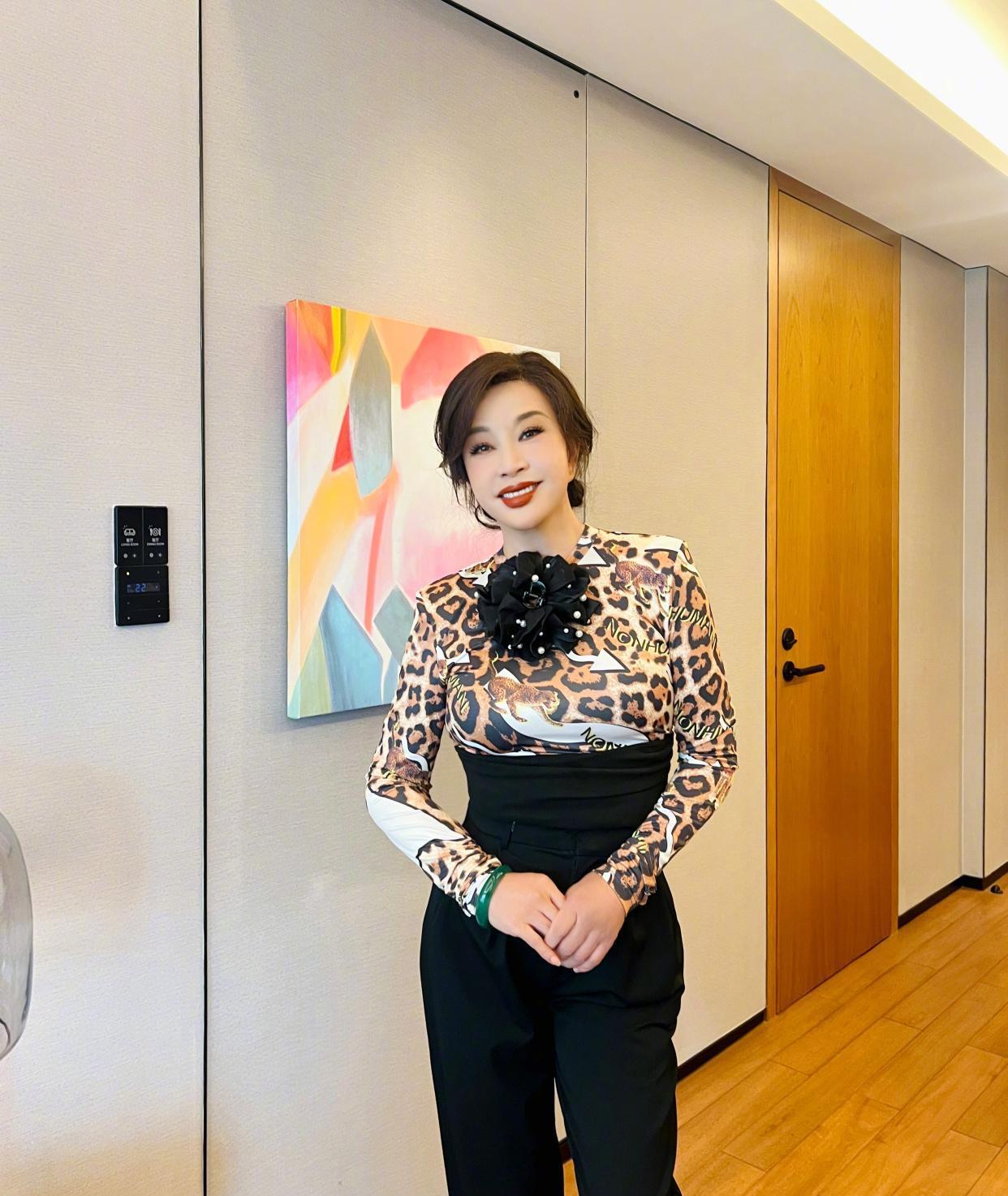 刘晓庆澳门谈少女感：不是年龄是心态！75岁豹纹造型红毯领奖惊艳全网