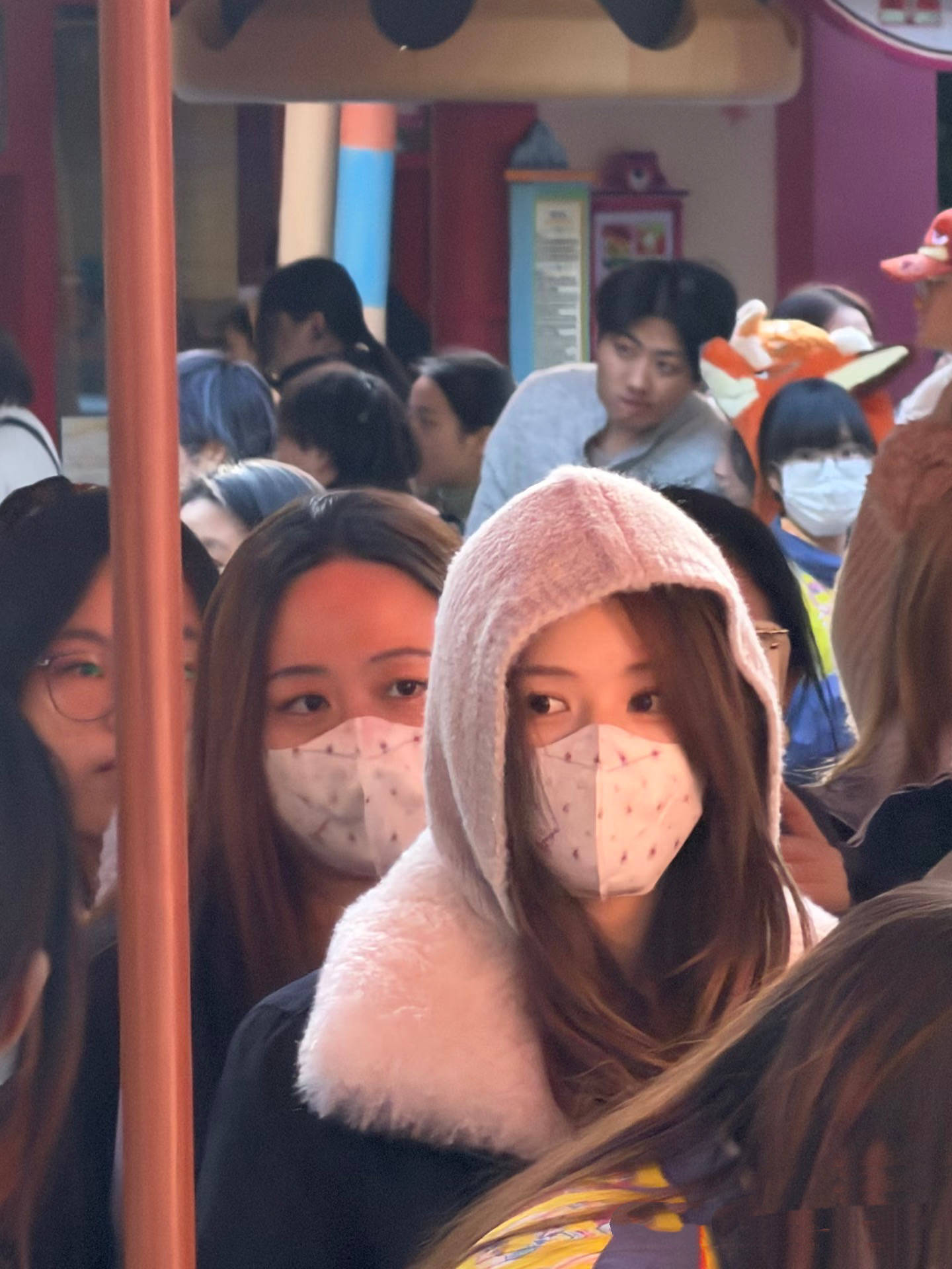 赵露思曾黎逛迪士尼，下巴变尖鼻子变高韩味重，蹲地啃鸡腿好可爱