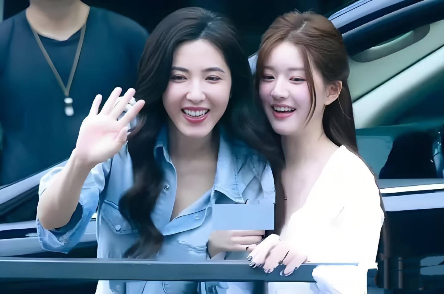 赵露思曾黎逛迪士尼，下巴变尖鼻子变高韩味重，蹲地啃鸡腿好可爱