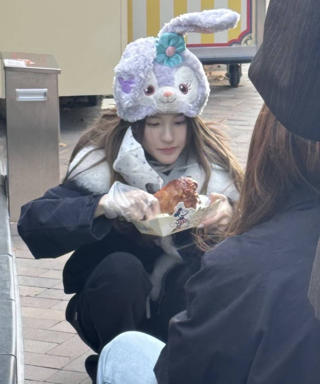 赵露思曾黎逛迪士尼，下巴变尖鼻子变高韩味重，蹲地啃鸡腿好可爱