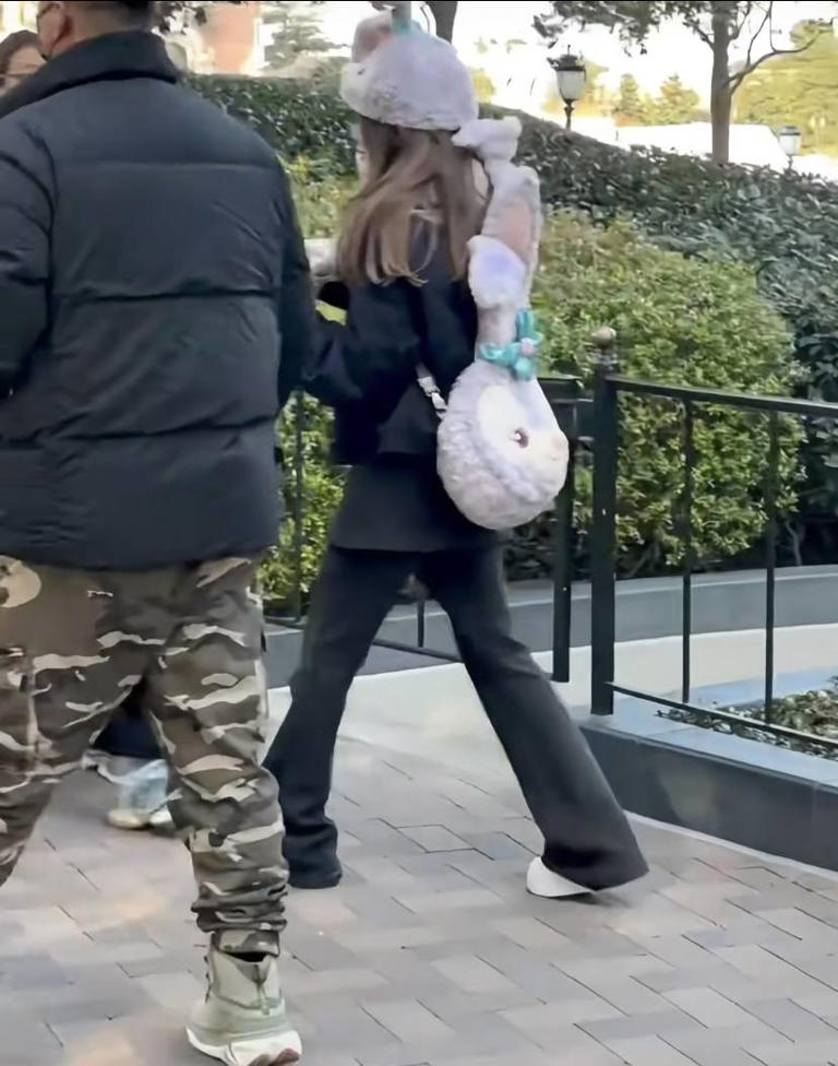 赵露思曾黎逛迪士尼，下巴变尖鼻子变高韩味重，蹲地啃鸡腿好可爱