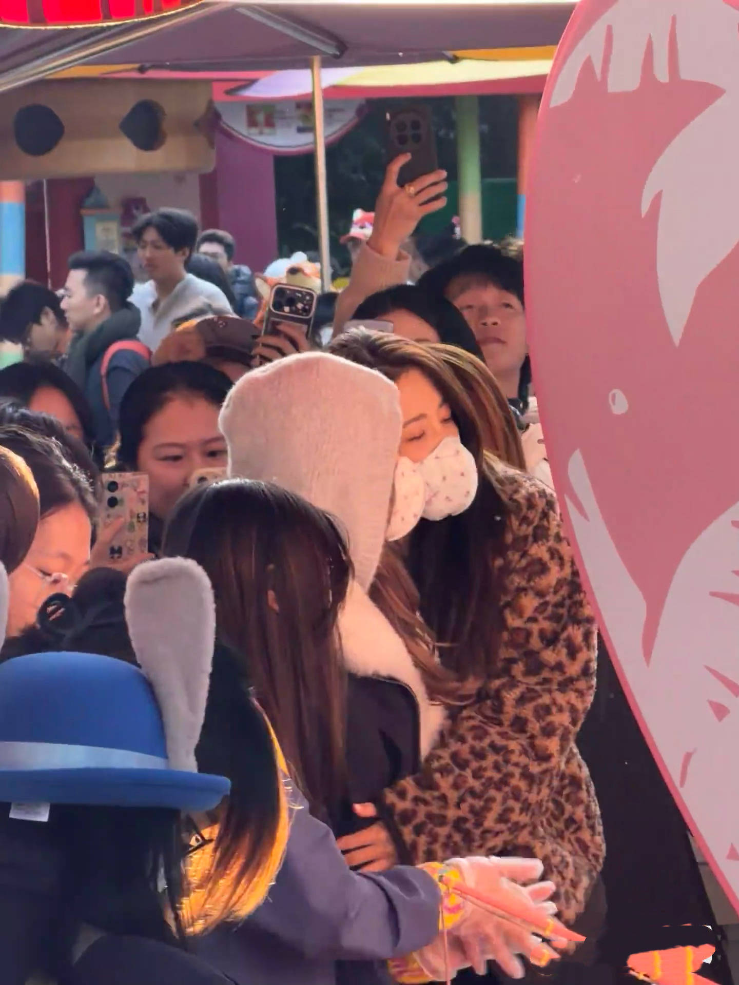 赵露思曾黎逛迪士尼，下巴变尖鼻子变高韩味重，蹲地啃鸡腿好可爱