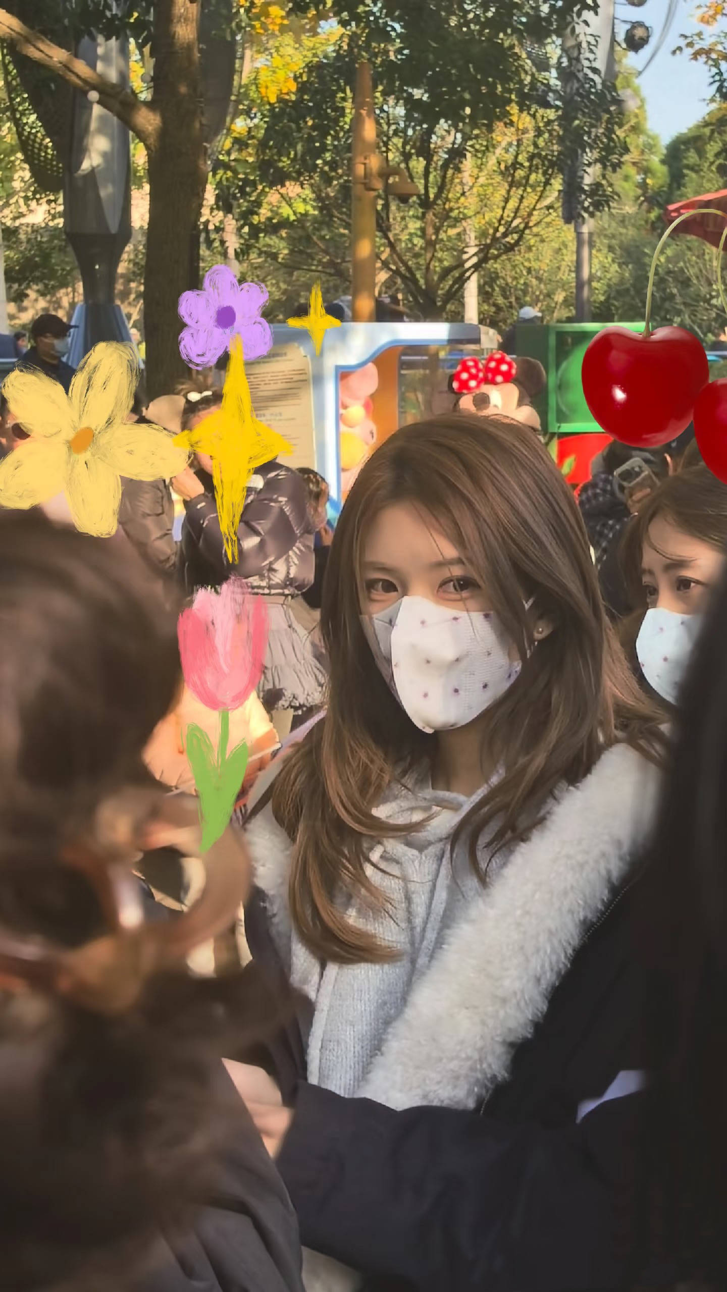 赵露思曾黎逛迪士尼，下巴变尖鼻子变高韩味重，蹲地啃鸡腿好可爱