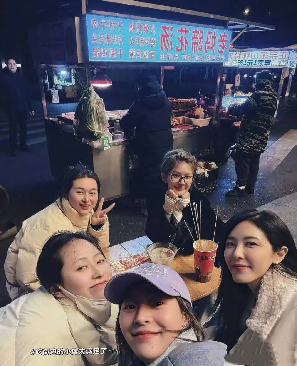 赵露思曾黎逛迪士尼，下巴变尖鼻子变高韩味重，蹲地啃鸡腿好可爱