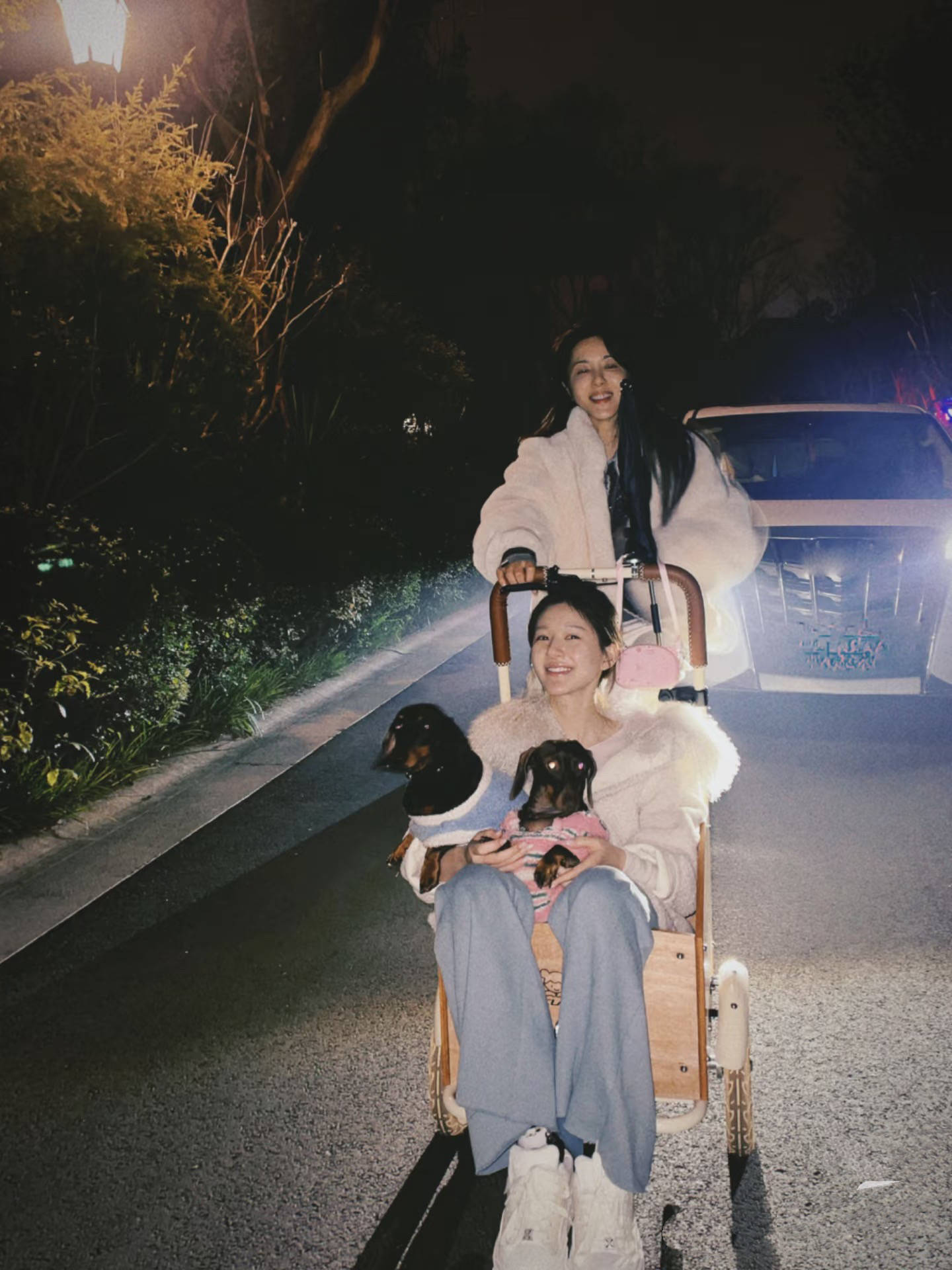  赵露思曾黎逛迪士尼，下巴变尖鼻子变高韩味重，蹲地啃鸡腿好可爱