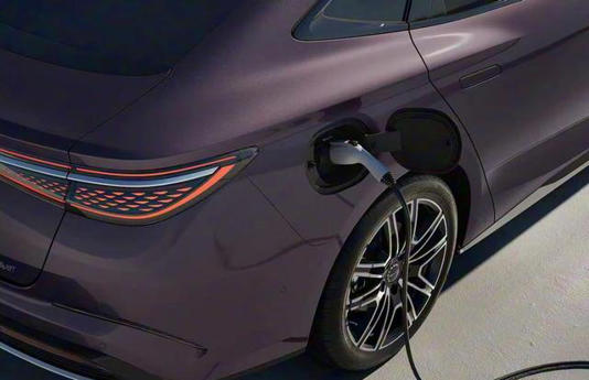 宁德时代向西方摊牌：将量产固态电池！现在买车是“49年入国军”