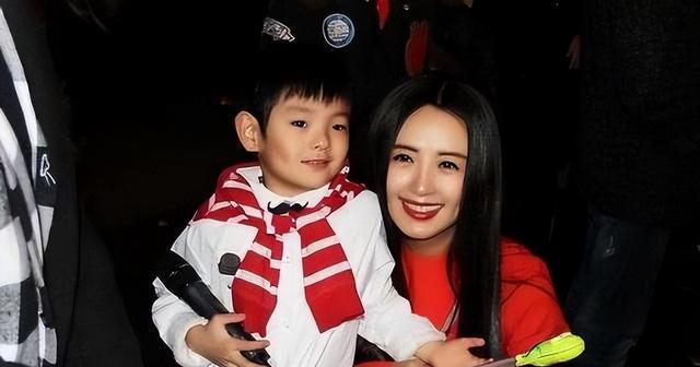 杨童舒现状：50岁还是那么美，在大学当教授，儿子长相帅气很像她