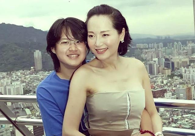 恬妞：20岁封后，一生两婚两离，她的人生比戏更精彩