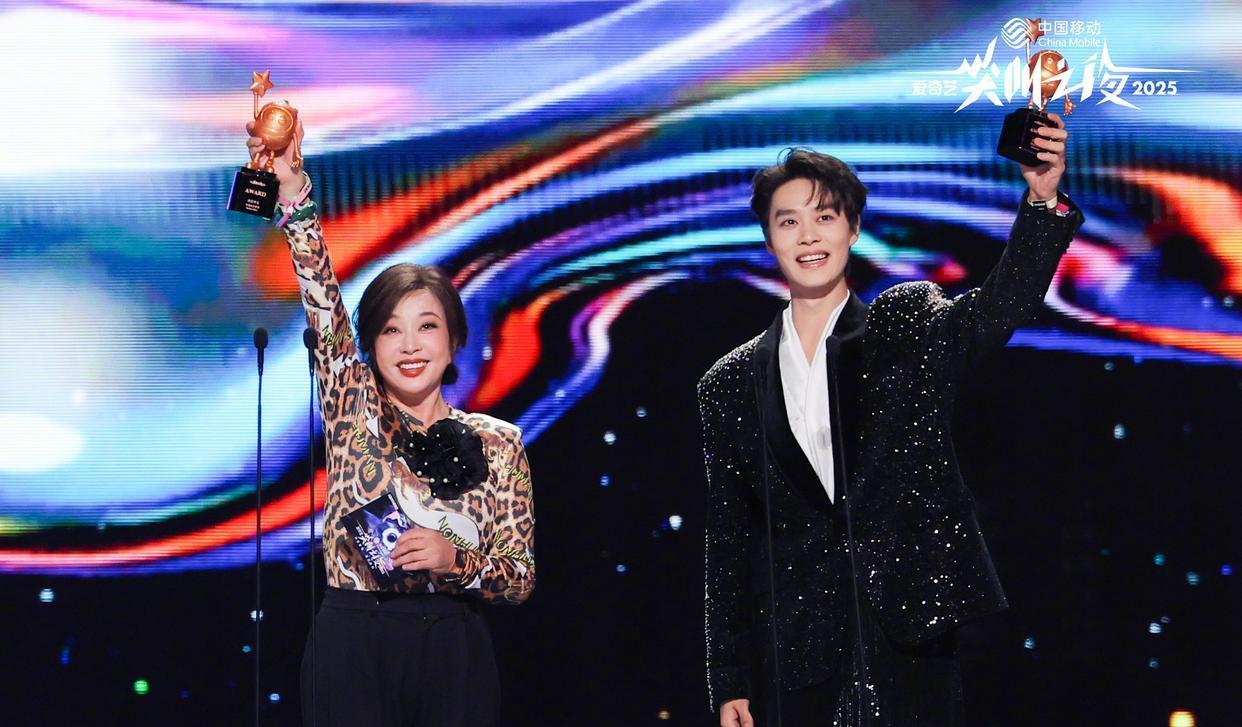 刘晓庆澳门谈少女感：不是年龄是心态！75岁豹纹造型红毯领奖惊艳全网