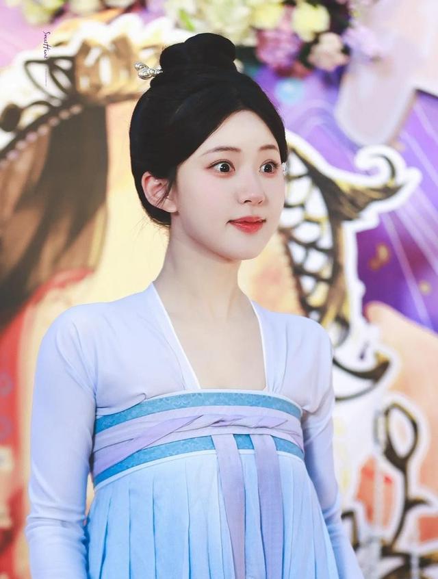 赵露思参加奢侈品活动，化泰妆生图惊艳，1米61身高劣势明显