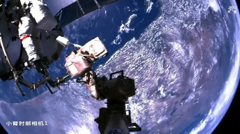 被美国骗了？航天员出舱巡检神舟二十号飞船：画面还原太空原貌