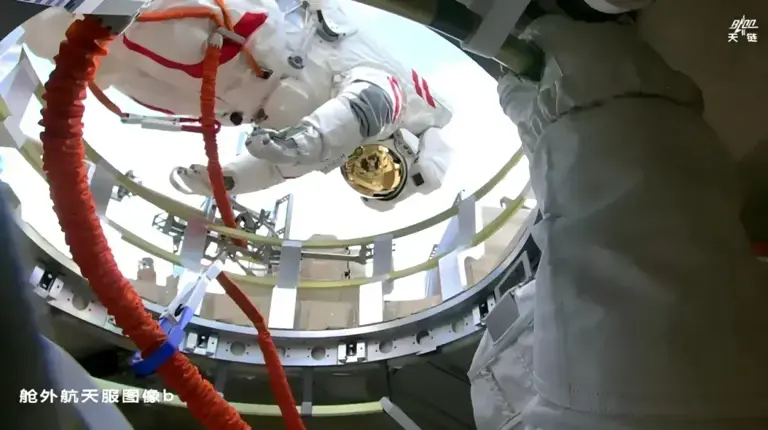 被美国骗了？航天员出舱巡检神舟二十号飞船：画面还原太空原貌
