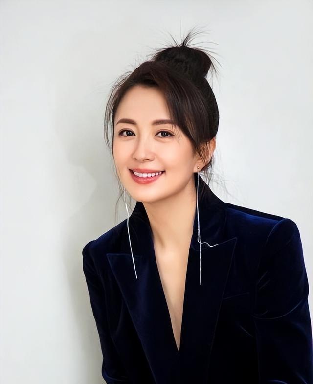 杨童舒现状：50岁还是那么美，在大学当教授，儿子长相帅气很像她