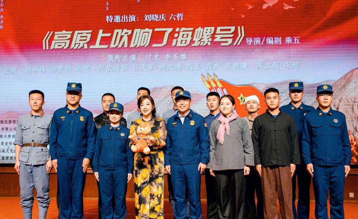 刘晓庆澳门谈少女感：不是年龄是心态！75岁豹纹造型红毯领奖惊艳全网