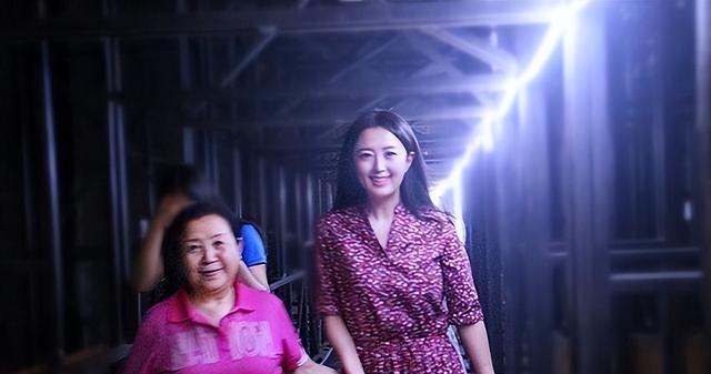 杨童舒现状：50岁还是那么美，在大学当教授，儿子长相帅气很像她