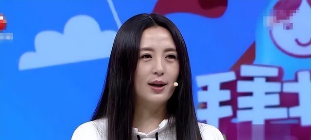 杨童舒现状：50岁还是那么美，在大学当教授，儿子长相帅气很像她