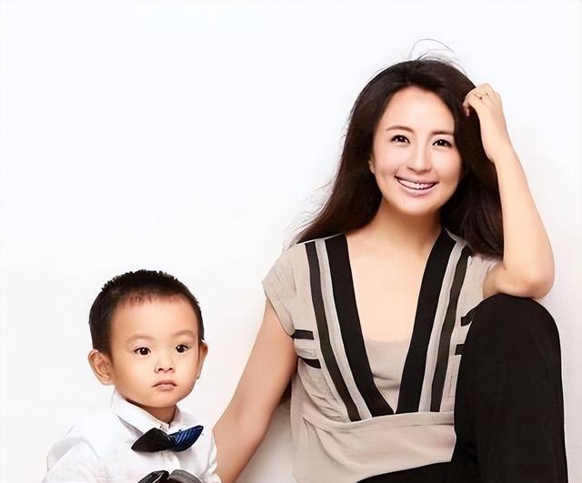 杨童舒现状：50岁还是那么美，在大学当教授，儿子长相帅气很像她