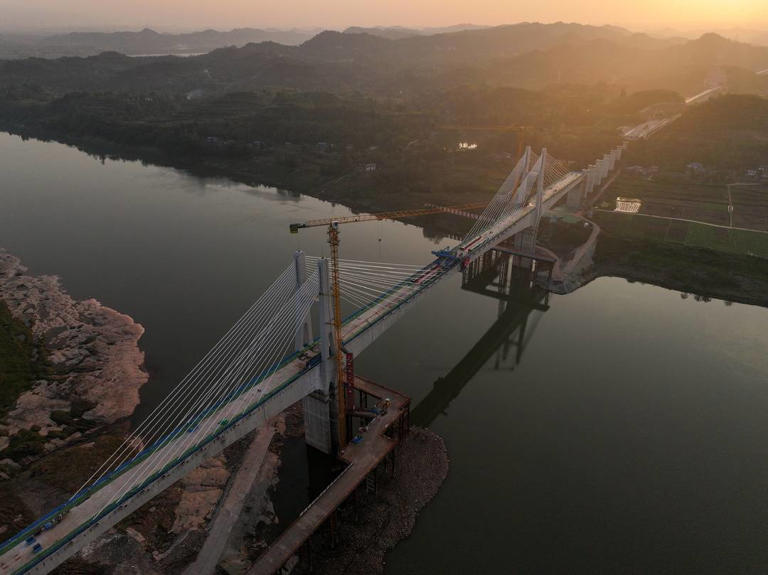 成功跨越渠江 成达万高铁又一座”世界之最”桥梁合龙