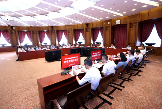 图为清华大学教学委员会2025年第二次全体会议上，与会人员听取关于《指导原则》的汇报。新华社发