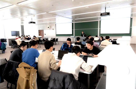 图为清华师生在课堂上应用生成式人工智能。新华社发