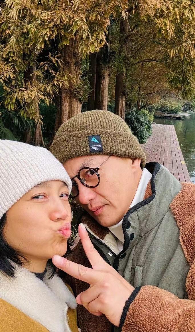 朱丹和周一围牵手散步，患难夫妻很好磕