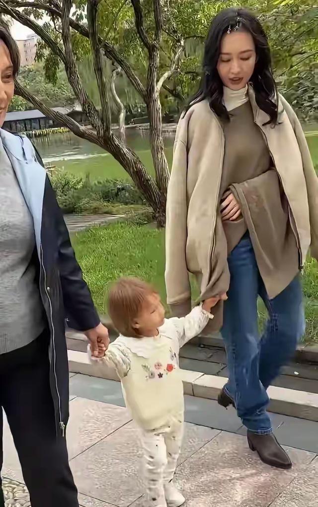 王鸥牵女儿散步超宠溺，黄发萌娃不像何九华，未婚当妈也幸福 