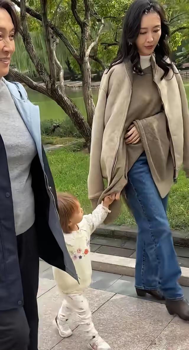 王鸥牵女儿散步超宠溺，黄发萌娃不像何九华，未婚当妈也幸福 