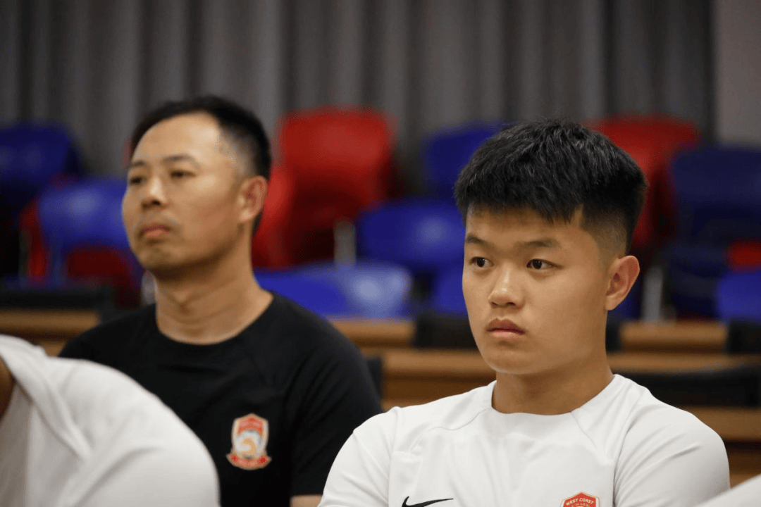 足球报：海港等多队有意杨希，上海申花有意李昊
