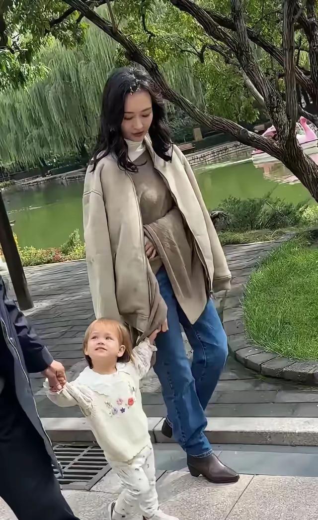 王鸥牵女儿散步超宠溺，黄发萌娃不像何九华，未婚当妈也幸福 