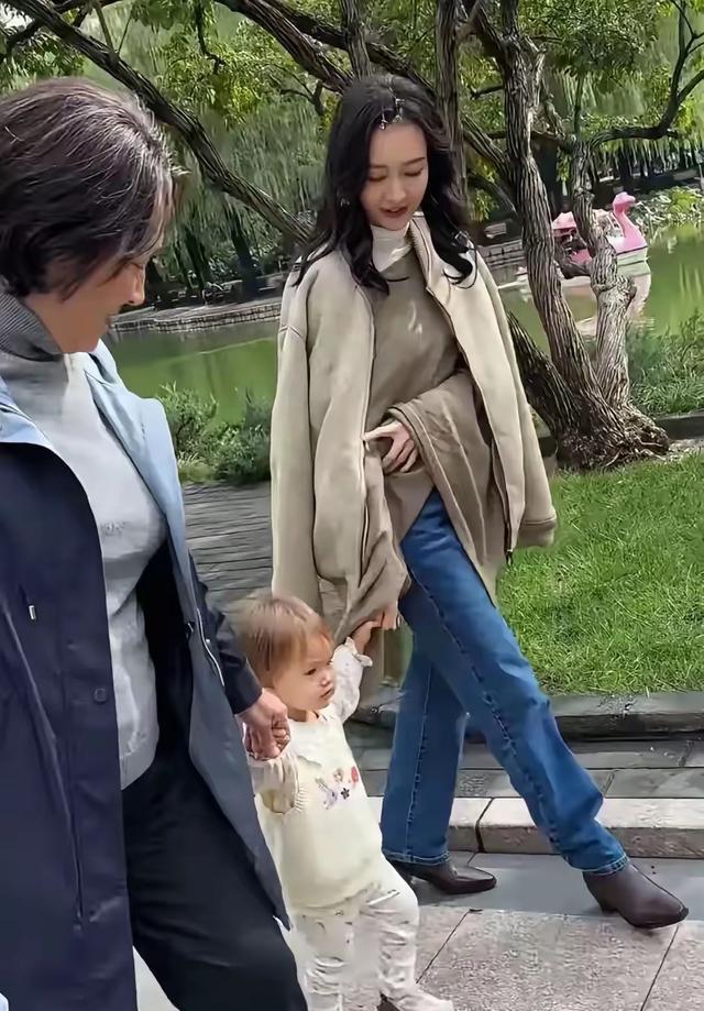 王鸥牵女儿散步超宠溺，黄发萌娃不像何九华，未婚当妈也幸福 