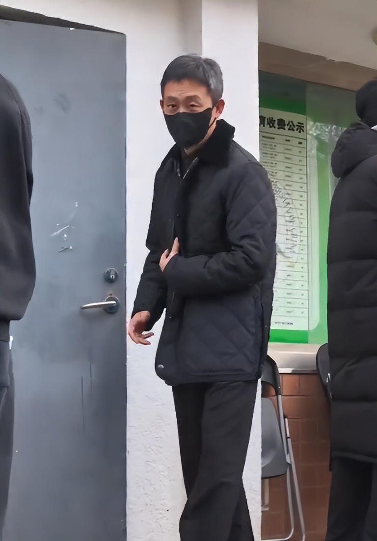 47岁的张译站在事业巅峰，不仅拿下一级演员正高级职称，还成为华语影坛公认的实力派标杆。 可谁能想到，如今的他却顶着一头刺眼白发，满脸掩不住的沧桑，连公开露面都透着疲惫。他的现状，给所有选择丁克的家庭提了个实实在在的醒。 他的人生从一开始就写