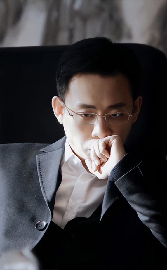 名气大也没用！47岁张译满头白发一脸沧桑，给所有丁克家庭提了醒