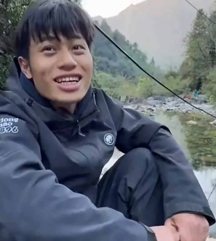 林北生火成功，满血复活！一口气爬到山顶看瀑布