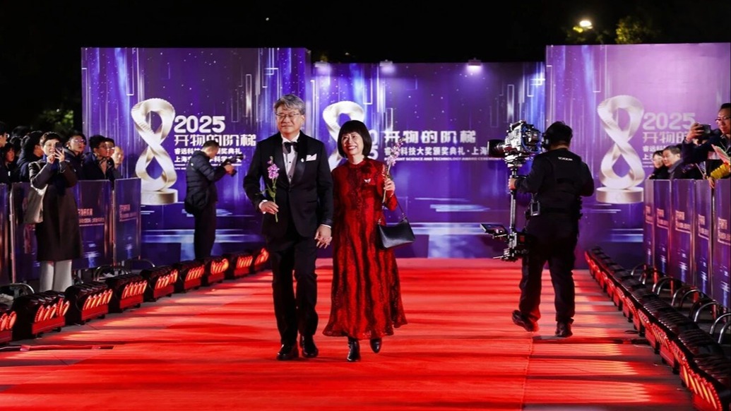 丁洪院士再携太太出席颁奖礼，上海交大科学之夜群星璀璨