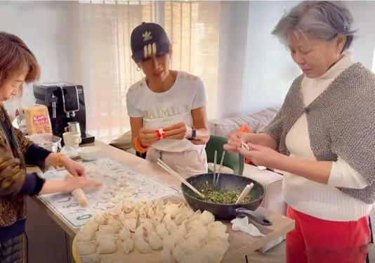 她嫁英国老公定居西班牙，68岁瘦到快脱相！