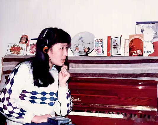 她嫁英国老公定居西班牙，68岁瘦到快脱相！